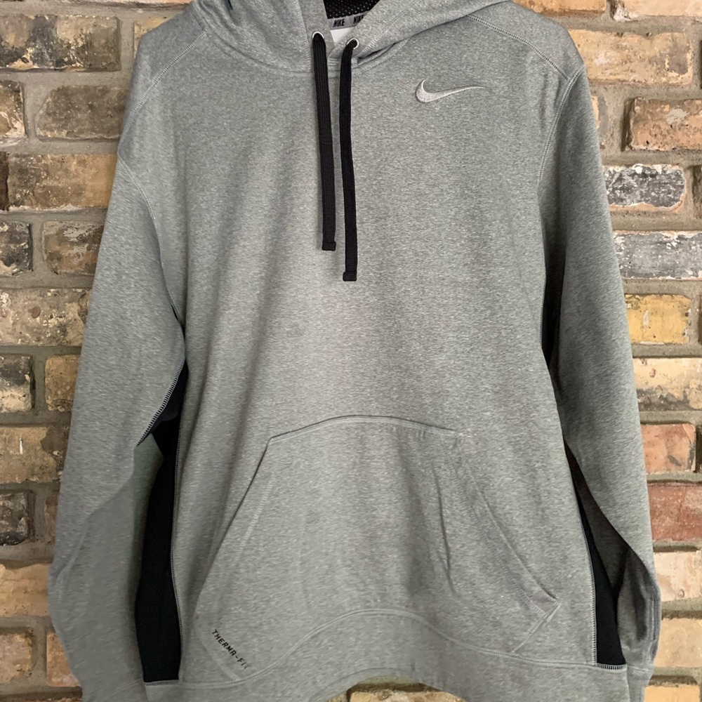Nike therma fit sweatshirt, size M